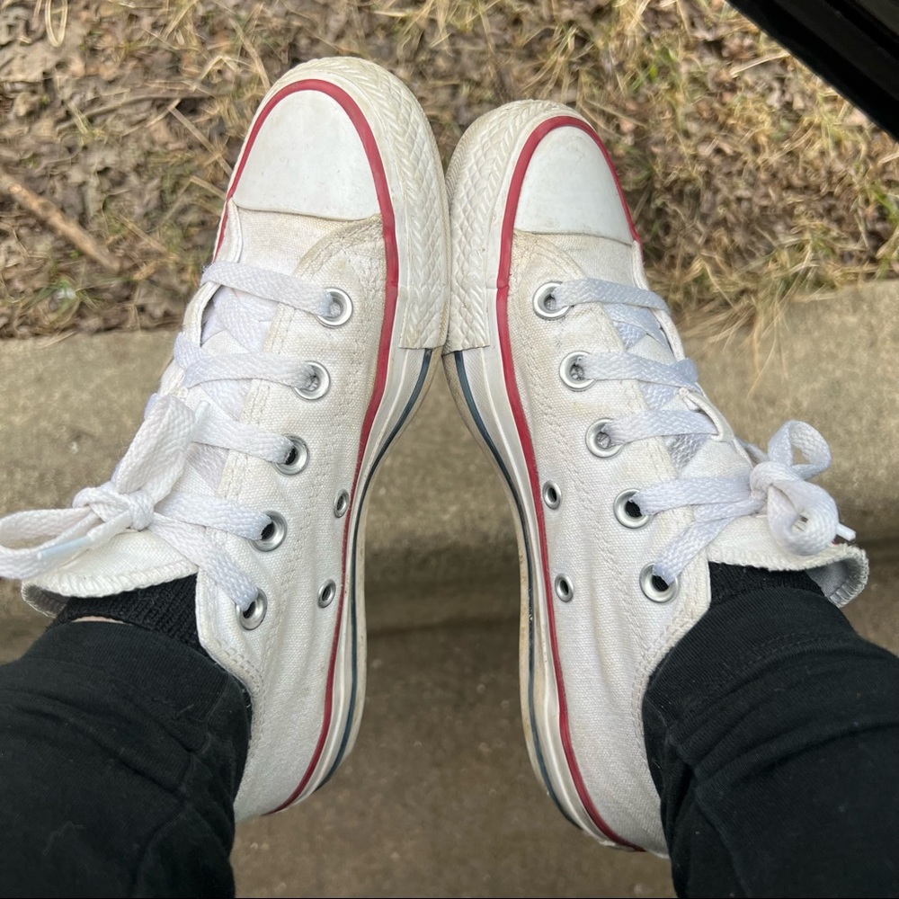 👟white low top converse👟